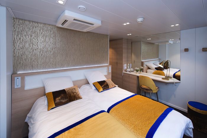 Main Deck 2 Adjustable Twin Beds Cat A